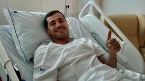 Casillas tranquiliza adeptos com foto no hospital: «Tudo controlado por aqui»