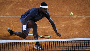 Tiafoe sofre para afastar Nishioka e repetir presença nos 'quartos'