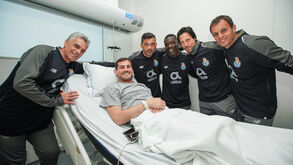 As imagens do plantel do FC Porto no quarto de hospital com Casillas