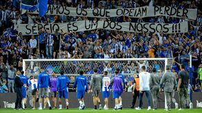 Depois dos assobios, Conceição e a equipa do FC Porto voltaram ao relvado para agradecer às claques