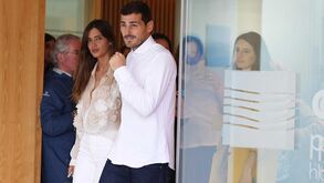 Voz embargada, sorriso e olhar cúmplice de Carbonero: a saída de Casillas do hospital
