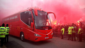 Autocarros de Liverpool e Barcelona com receções bem diferentes