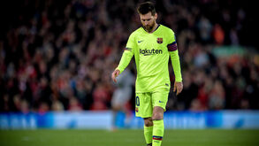 Cabisbaixo e perdido: as imagens de Messi após a 'tragédia' de Anfield