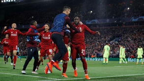 O outro herói de Anfield: um apanha-bolas foi decisivo no lance do quarto golo do Liverpool
