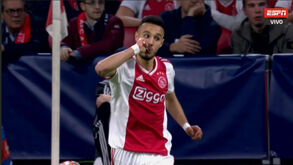 Efeitos do Ramadão: O sol pôs-se, Mazraoui e Ziyech tomaram gel energético e... o Ajax marcou