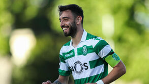 Bruno Fernandes supera João Félix e Pizzi como melhor médio do mês de abril
