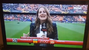Só de ver dói: jornalista atingida por bolada na cabeça antes do Valencia-Arsenal