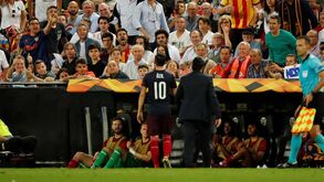 O gesto de Özil que 'incendiou' ainda mais o Mestalla no Valencia-Arsenal