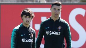 João Félix com Cristiano Ronaldo e Bernardo Silva na frente da Seleção Nacional