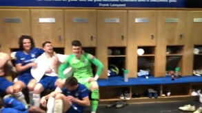 Houve banho de champanhe no balneário do Chelsea