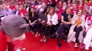 Mascote dos Rockets ajoelha-se perante estrela da 'Guerra dos Tronos' e esse momento já é viral