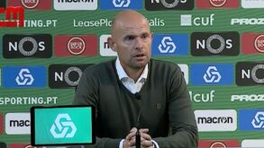 Estoril pediu penálti neste lance mas árbitro nada marcou