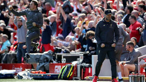 A reação no banco do Liverpool ao golo de Mané