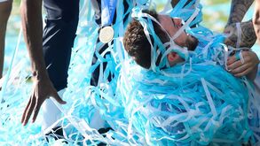 Não dão 'descanso' a Bernardo Silva: agora foi enrolado em confettis na festa do Manchester City