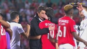 O abraço sentido de Bruno Lage a Jonas e benfiquistas ajoelhados: ninguém escondeu alívio após o apito final