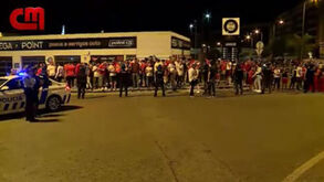 Autocarro do Benfica recebido em festa na Luz já de madrugada