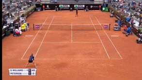 Serena Williams voltou aos courts com triunfo