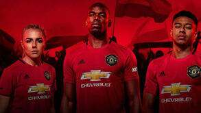 Manchester United acalma rumores sobre saída de Pogba com apresentação do novo equipamento