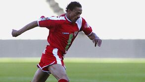 Antigo internacional uruguaio é hoje empregado de mesa e culpa agentes: «Roubaram-me o dinheiro»