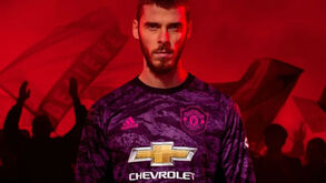 Manchester United apresenta equipamento inspirado em Schmeichel... mas engana-se no ano