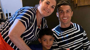 Dolores deseja sorte ao Sporting ao lado de Ronaldo mas são outras as cores que dão nas vistas