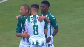 Nuno Pinto regressou aos relvados e foi aplaudido de pé