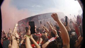 Até um carro especial houve: milhares do Benfica em festa do Seixal à Luz antes do jogo