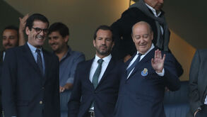 Pinto da Costa e Frederico Varandas lado a lado na tribuna do Dragão