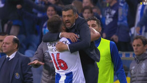 Herrera abraçou Sérgio Conceição após marcar o 2-1