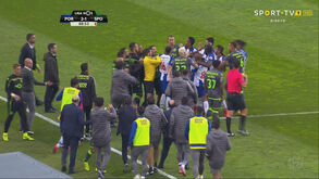 Enorme confusão no relvado nos minutos finais do FC Porto-Sporting