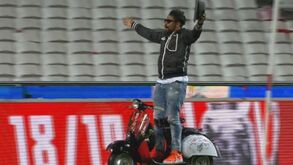 Luz quase veio abaixo: Eliseu apareceu na festa do Benfica na scooter do 'tetra'