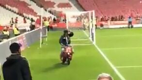 O momento em que Eliseu surgiu na festa do Benfica de lambreta