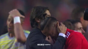 Fejsa não aguentou a emoção e chorou agarrado a Rui Costa