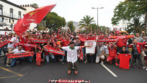 Baixa do Funchal pintada de vermelho e branco com milhares de adeptos
