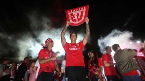 Gedson deu banhos, Svilar impressionado e Jonas animador: como os benfiquistas festejaram no Marquês