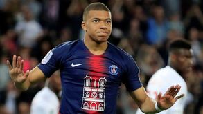 Mbappé recebe o prémio de melhor jogador e... abre porta à saída do PSG