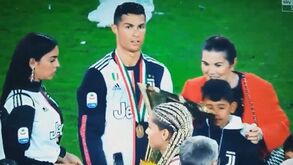 Cristiano Ronaldo deixou taça de campeão escorregar e o filho é que as pagou