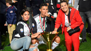 Dolores Aveiro subiu ao relvado do Allianz e festejou título da Juventus com namorada de Ronaldo