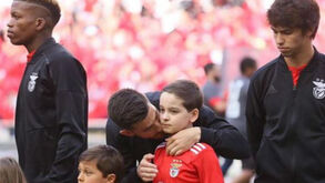 Em dia de título do Benfica foi o pequeno Rúben quem ganhou de Pizzi o maior dos troféus