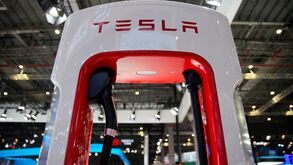 Ações da Tesla afundam para mínimos de 2016