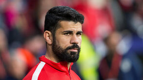 Diego Costa sofre lesão no tornozelo e sai de maca