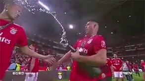 Festa do Benfica chegou ao Brasil por causa do banho de champanhe de Gabriel