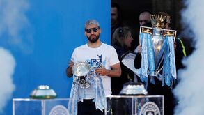 Agüero afinal não partiu a taça da Premier League