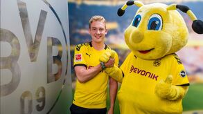 Borussia Dortmund oficializa contratação de Julian Brandt