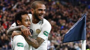 Dani Alves: «Se Neymar disser que está feliz... dou-lhe porrada»