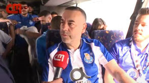 Aníbal Pinto entre os Super Dragões na viagem para o Jamor
