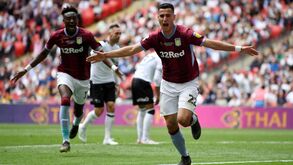 Aston Villa vence Derby County e regressa à Premier League