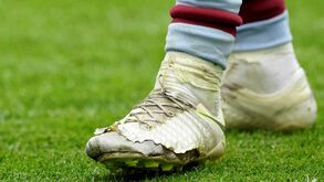 Disputou o jogo da época e subiu à Premier League com chuteira completamente rota