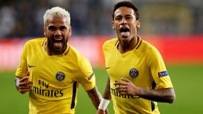 Neymar deixa de ser capitão do Brasil e braçadeira vai parar a Daniel Alves