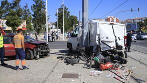 Metro descarrila e embate contra carros em Corroios